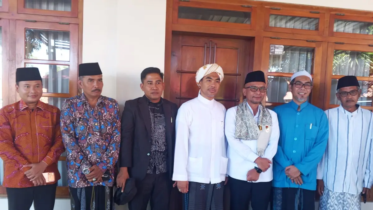 BERSINERGI: Kajari Sampang Mochamad Iqbal (tiga dari kanan) berpose bersama dengan Pengasuh Ponpes Al-Haramain (dua dari kanan dan empat dari kanan), di Ponpes Al-Haramain, Sampang, Rabu (13/5).