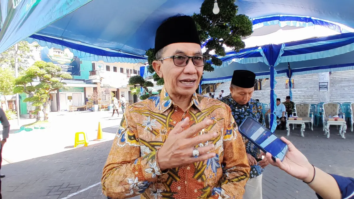 Bupati Pamekasan KH Kholilurrahman saat doorstop dengan media di Masjid Agung Asy-Syuhada, Minggu (10/5).