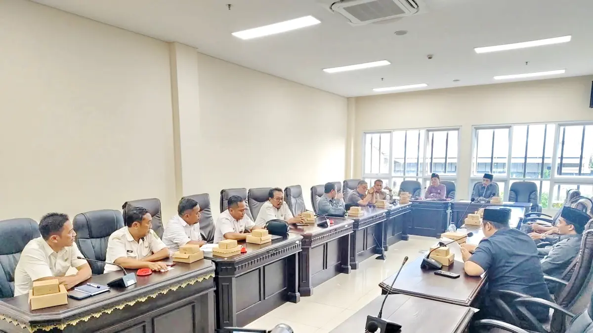 FOKUS: Bapemperda DPRD Sumenep saat melakukan rapat di kantor dewan.