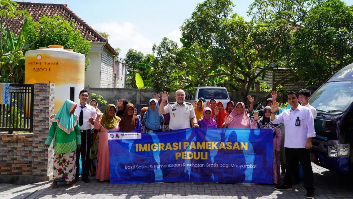 IMIGRASI PEDULI: Kantor Imigrasi Kelas II Non TPI Pamekasan menggelar pemeriksaan gratis dan pemberian sembako pada Rabu (13/5). 