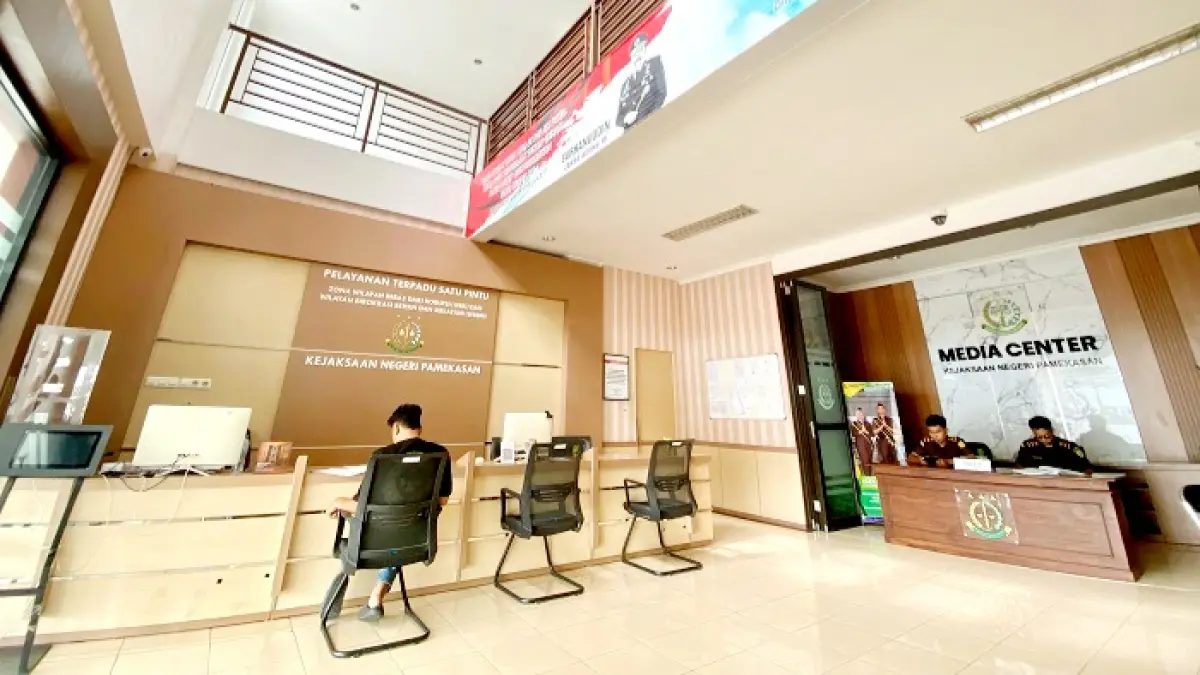 KANTOR LAYANAN: Pengunjung berada di kantor Kejari Pamekasan, Senin (27/4). (MOH. IQBAL AFGANI/JPRM)