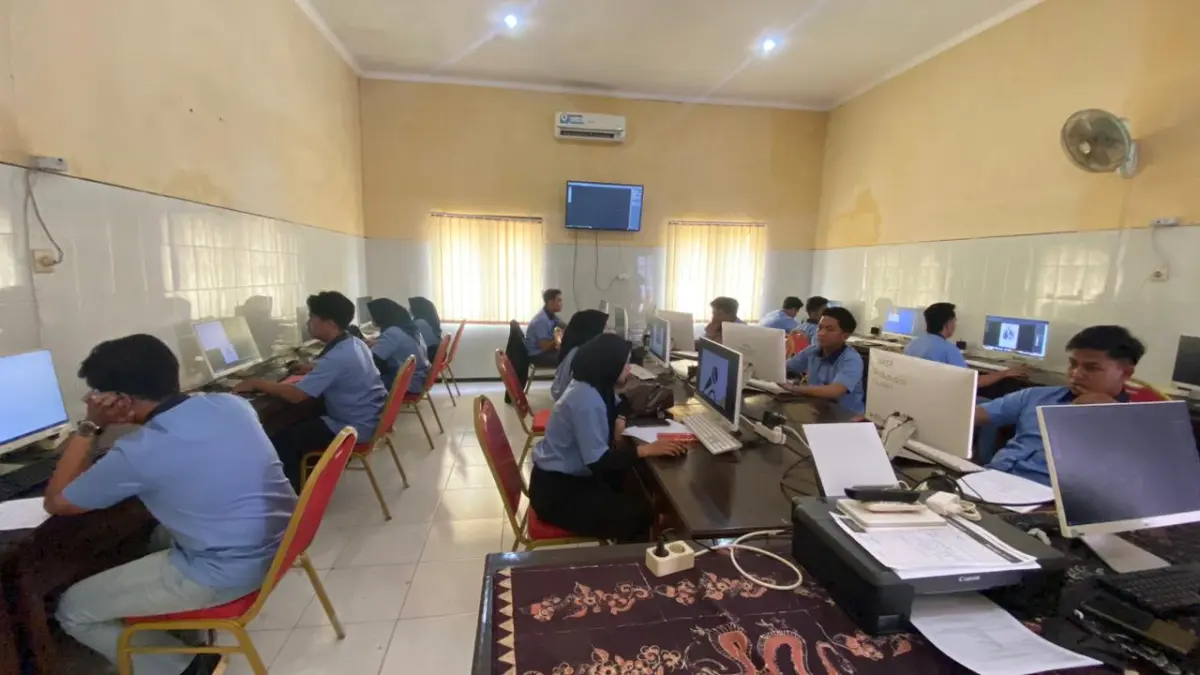 KETERAMPILAN: Peserta saat mengikuti kelas pelatihan desain grafis di kantor Disnaker Sampang beberapa waktu lalu.