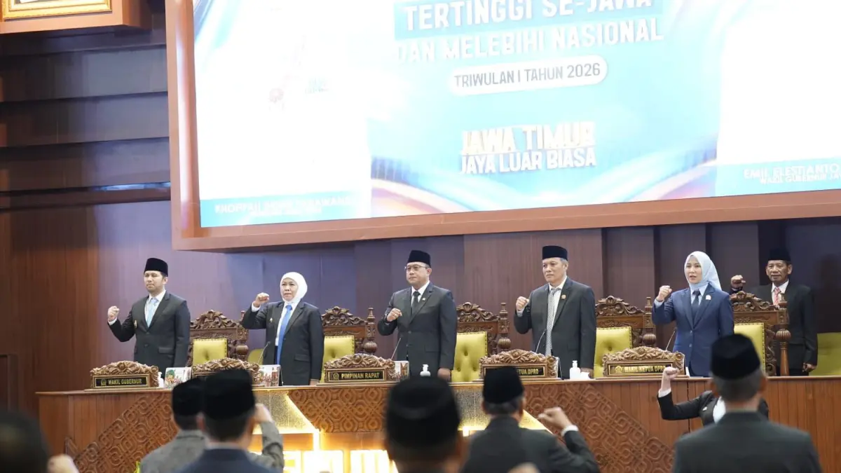 KOMPAK: Suasana rapat paripurna di Kantor DPRD Jatim di Surabaya, Senin (11/5).