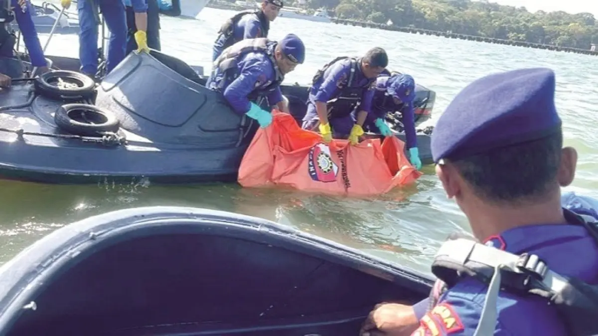 KORBAN LAKA: Anggota Satpolairud Polres Bangkalan mengevakuasi jenazah anak buah kapal (ABK) Kinta Perjaya di perairan Kamal, Senin (11/5). (SATPOLAIRUD POLRES BANGKALAN UNTUK JPRM)