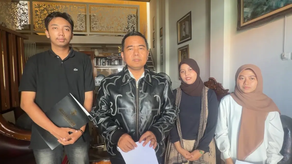 MENCARI KEADILAN: Kuasa hukum keluarga Ghofirul Kasyfi, Mohamamd Sholeh, di kantornya, Selasa (12/5).