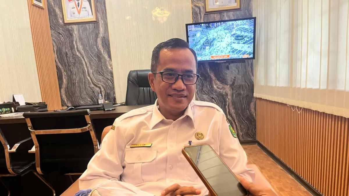 MENJELASKAN: Kepala BKPSDM Sumenep Benny Irawan saat ditemui di ruangannya.