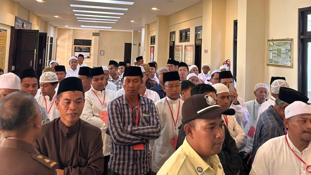 MOLOR: Pengunjung geram saat menunggu sidang perkara dugaan penganiayaan guru tugas di Pengadilan Negeri Sampang, Senin (11/5).