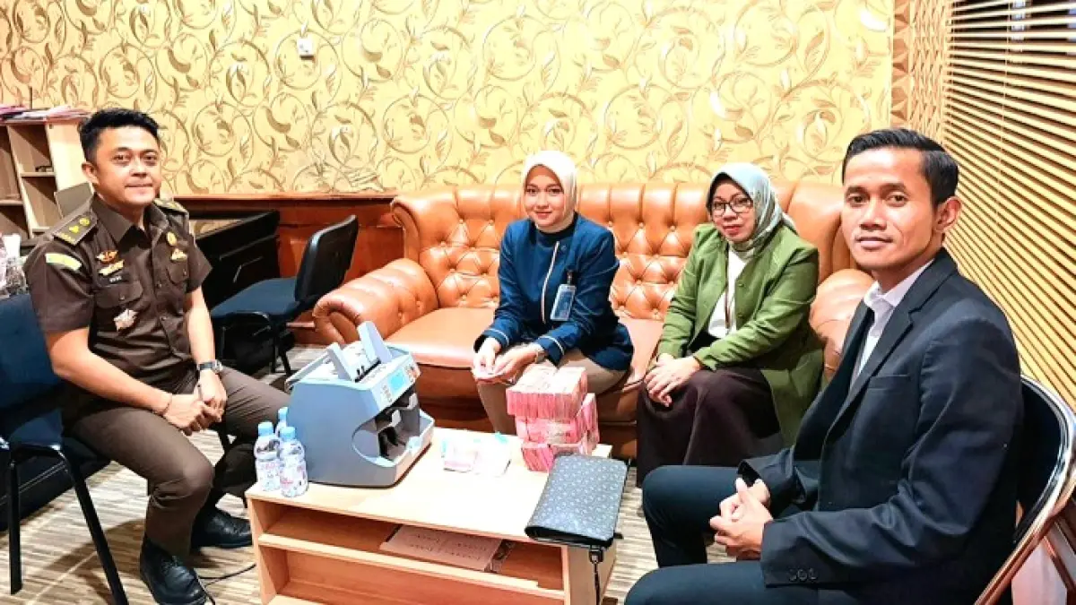 PATUHI PUTUSAN HAKIM: Kasipidsus Kejari Sampang I Gede Indra Hari Prabowo menerima pengembalian UP dari Jakfar Sodik, penasihat hukum terpidana Syaifuddin, Senin (11/5). (JAKFAR SODIK UNTUK JPRM)