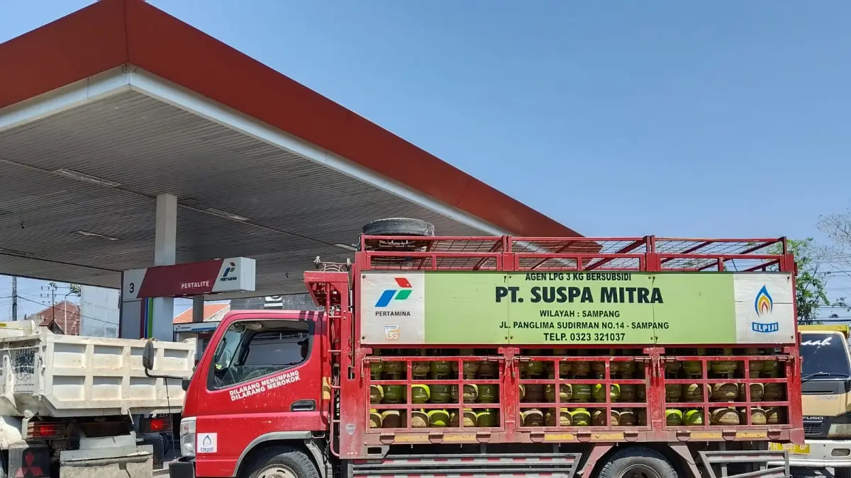 PENYALURAN: Truk LPG saat mengisi BBM di SPBU Pertamina Sampang, Selasa (12/5).