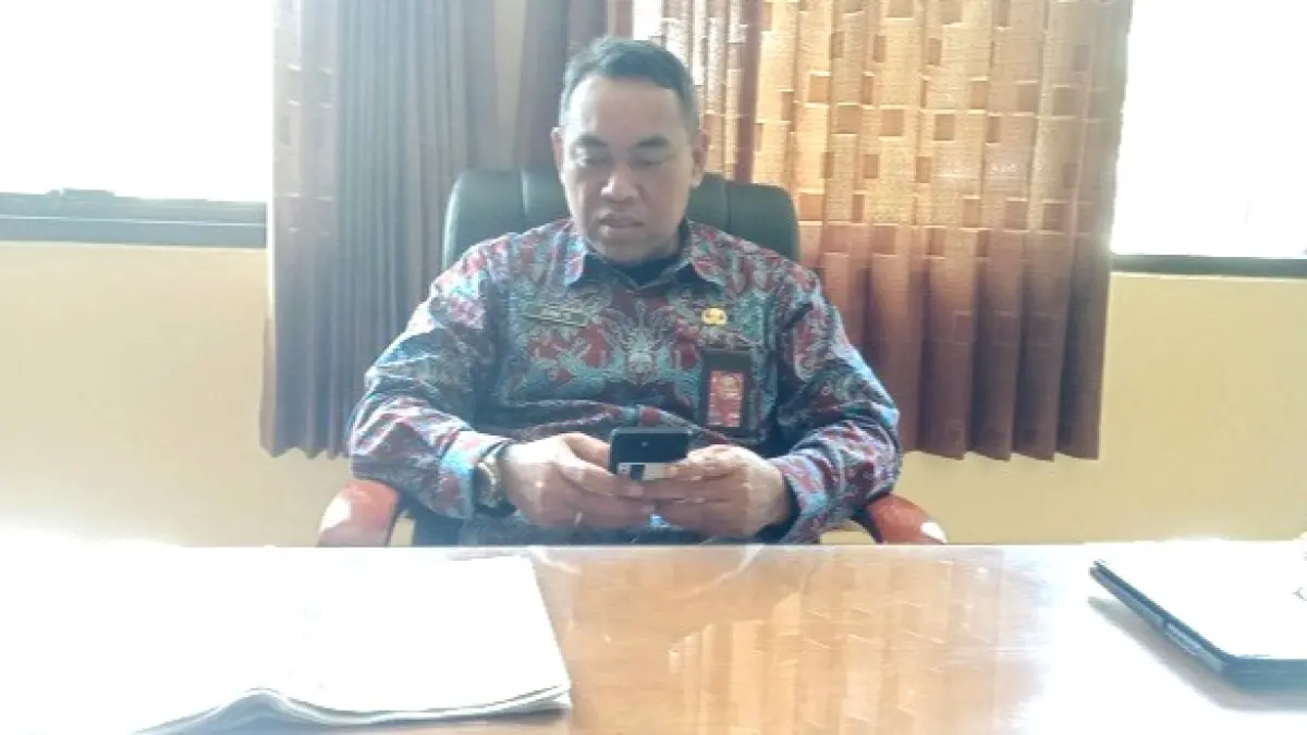 RAMAH: Kepala Disperinaker Bangkalan Jemmi Tria Sukmana saat ditemui di ruang kerjanya Selasa (12/5). (YUSRIL DENNY MAHENDARTO/JPRM)