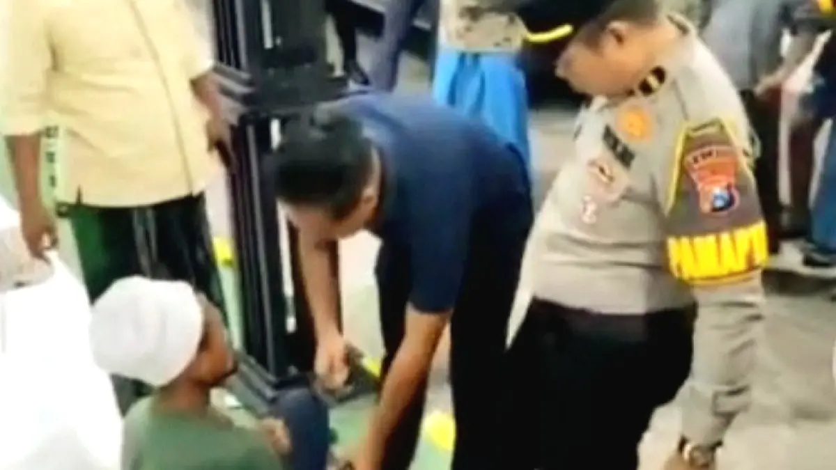 TAK BERKUTIK: Polisi dan warga mengamankan Ismail Abdilla yang kedapatan mencongkel kotak amal di Masjid Al Amin, Desa Gebang, Kecamatan Kota Bangkalan, Sabtu (9/5). (POLRES BANGKALAN UNTUK JPRM)