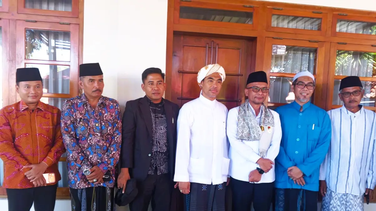 BERSINERGI: Kajari Sampang Mochamad Iqbal (tiga dari kiri) berpose bersama dengan Pengasuh Ponpes Al-Haramain (dua dari kanan dan empat dari kanan) di Ponpes Al-Haramain, Sampang, Rabu (13/5).