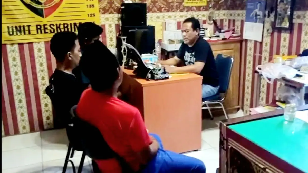 DIRINGKUS POLISI: Tiga tersangka saat diperiksa di Mapolsek Banyuates Sampang, Senin (11/5). (HUMAS POLRES UNTUK JPRM)