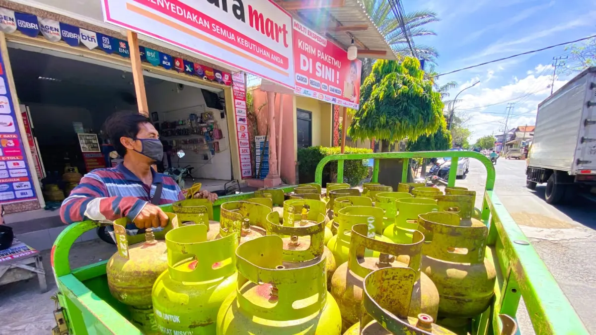 DISTRIBUSI: Rudianto sedang mendistribusikan LPG 3 kg kepada pengecer di Jalan Rajawali, Sampang, Senin (11/5).