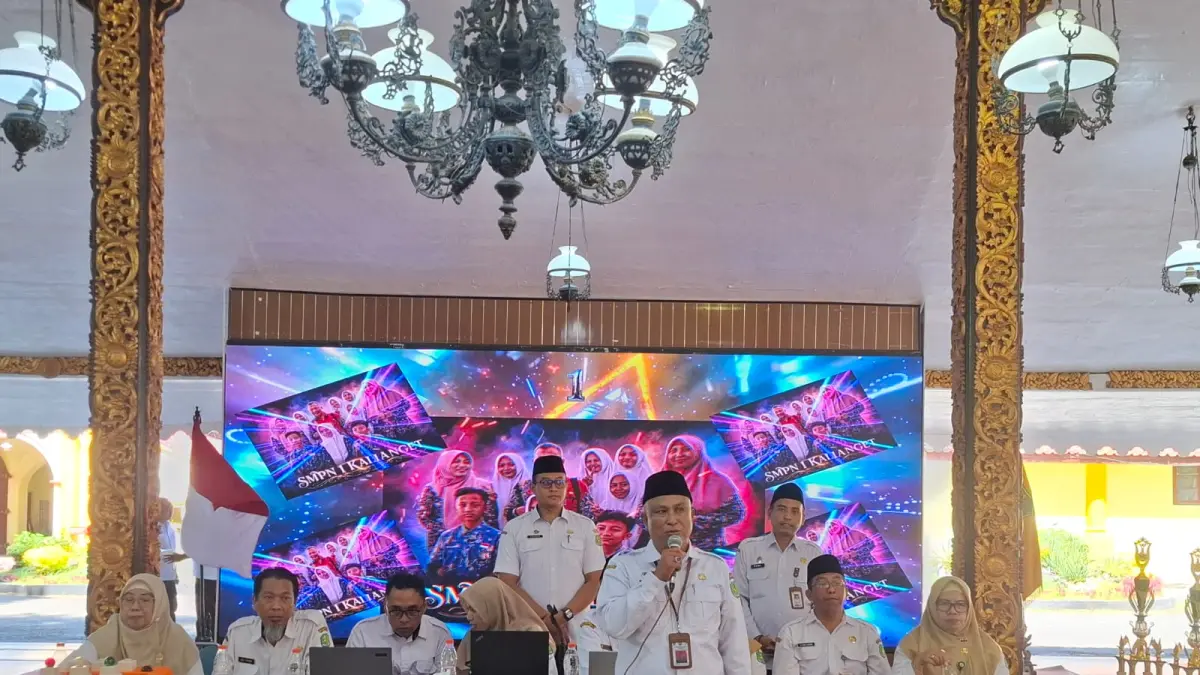 FOKUS: Kepala Dispendik Moh. Iksan saat menutup pelaksanaan SSC di Pendopo Agung Keraton Sumenep, Rabu (13/5).