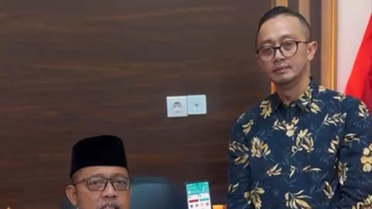 INOVATIF: Pimpinan Bank Jatim Cabang Sumenep, Bambang Eko Budi Prakoso saat membantu aktivasi JConnect Mobile Ketua DPRD Sumenep Zainal Arifin di kantor dewan, Selasa (12/5)