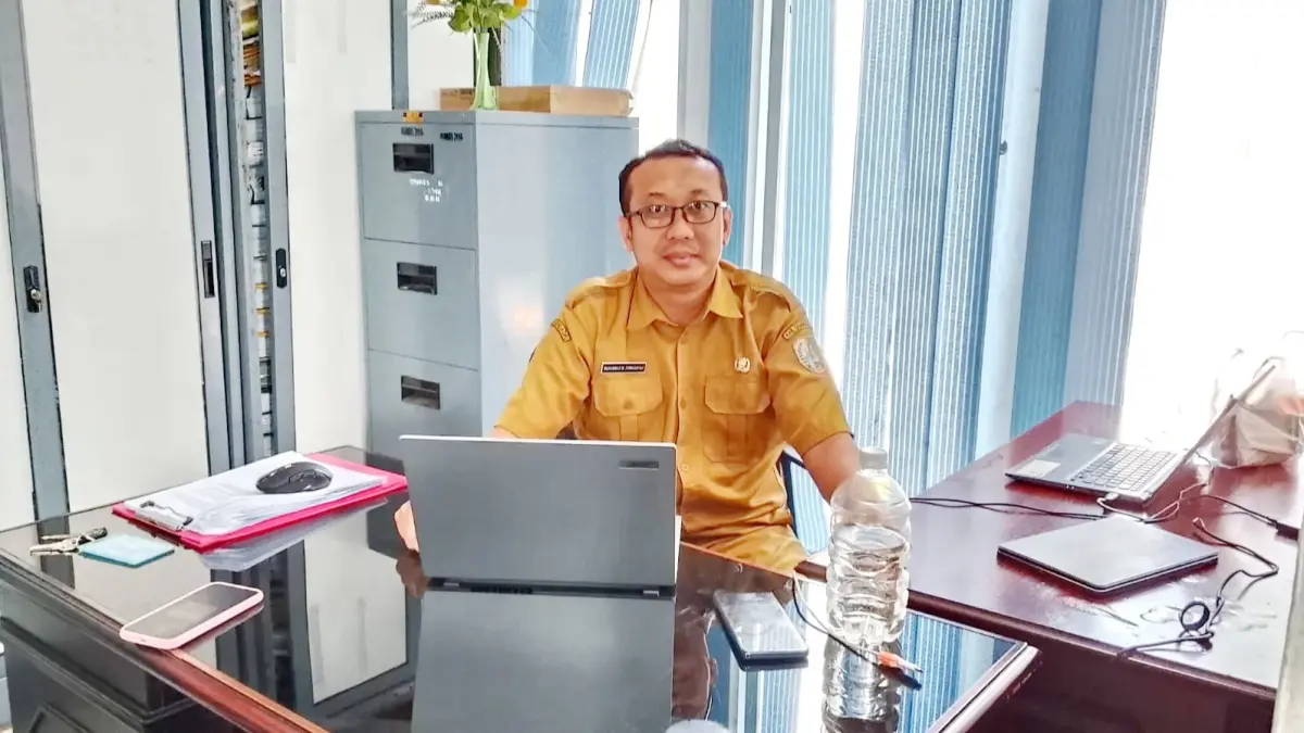 KEBIJAKAN: Kasubbag Keuangan Dinkes KB Sampang Muhammad Maman Firmansyah saat ditemui di ruangannya Selasa (12/5). (AYU LATIFAH/JPRM)