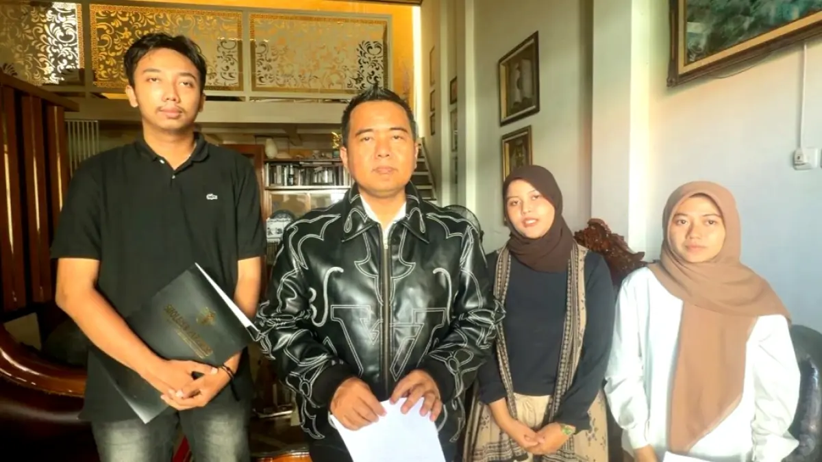 MENCARI KEADILAN: Mohammad Sholeh didampingi asistennya berada di kantornya Selasa (12/5). (MOHAMMAD SHOLEH UNTUK JPRM)