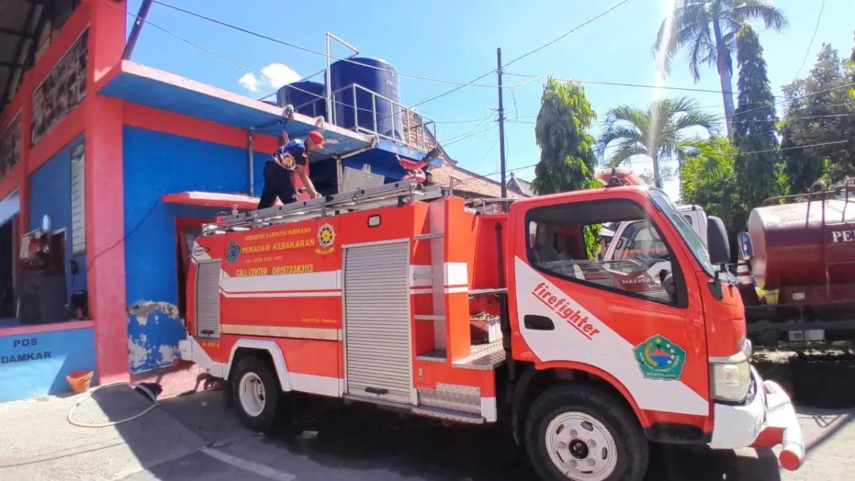 SIAGA: Staf Satpol PP dan Damkar Pamekasan sedang melakukan pengisian air, Rabu (13/5).