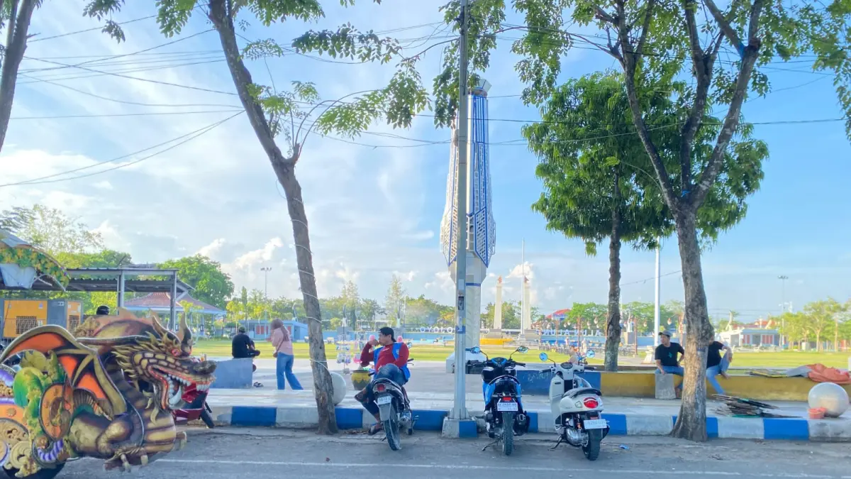 SUMBER PAD: Jukir saat menjaga area parkir di Alun-Alun Trunojoyo, Sampang, Minggu (10/5).