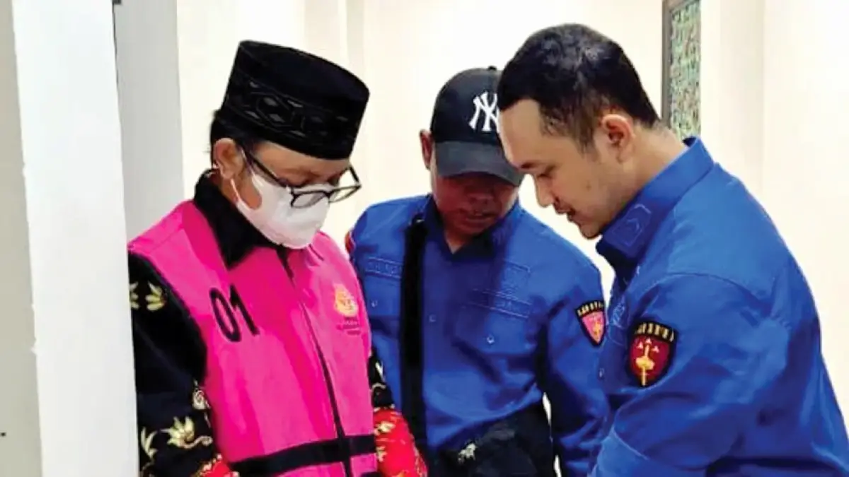 TAK BERKUTIK: Kepala Desa Pragaan Daya Imrah saat ditahan penyidik di kantor Kejaksaan Negeri Sumenep, Kamis (23/4). (MOH. IQBAL/JPRM)