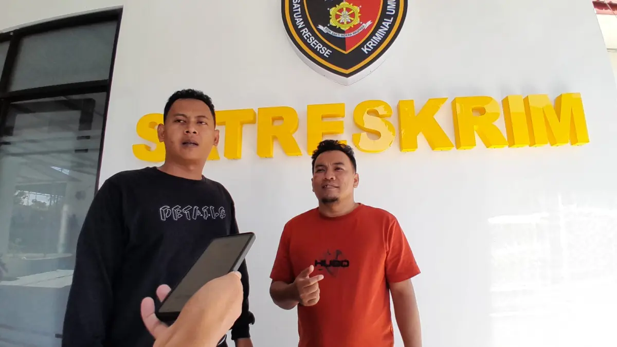 ADUKAN TEMUAN: Iklal Iljas Husain memberikan keterangan pers usai melaporkan korwil BGN ke Polres Pamekasan, Jumat (8/5).
