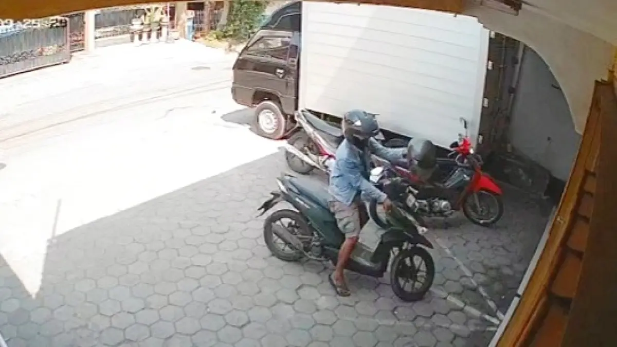 BERAKSI: Pelaku curanmor terekam CCTV saat melakukan aksinya di Desa Banyuajuh, Kecamatan Kamal, Bangkalan, Senin (20/4). (POLSEK KAMAL UNTUK JPRM)