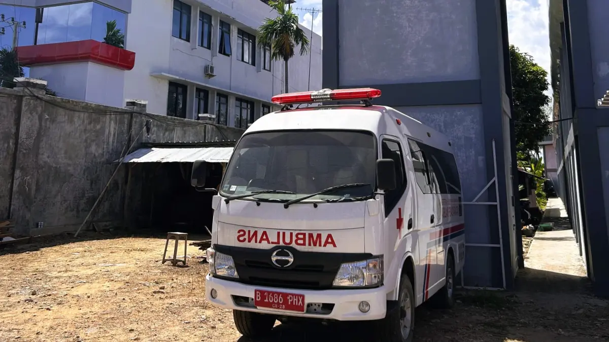 CERAH: Warga berada di sekitar mobil ambulans yang diparkir di halaman Rutan Kelas II-B Sampang, Kamis (14/5).