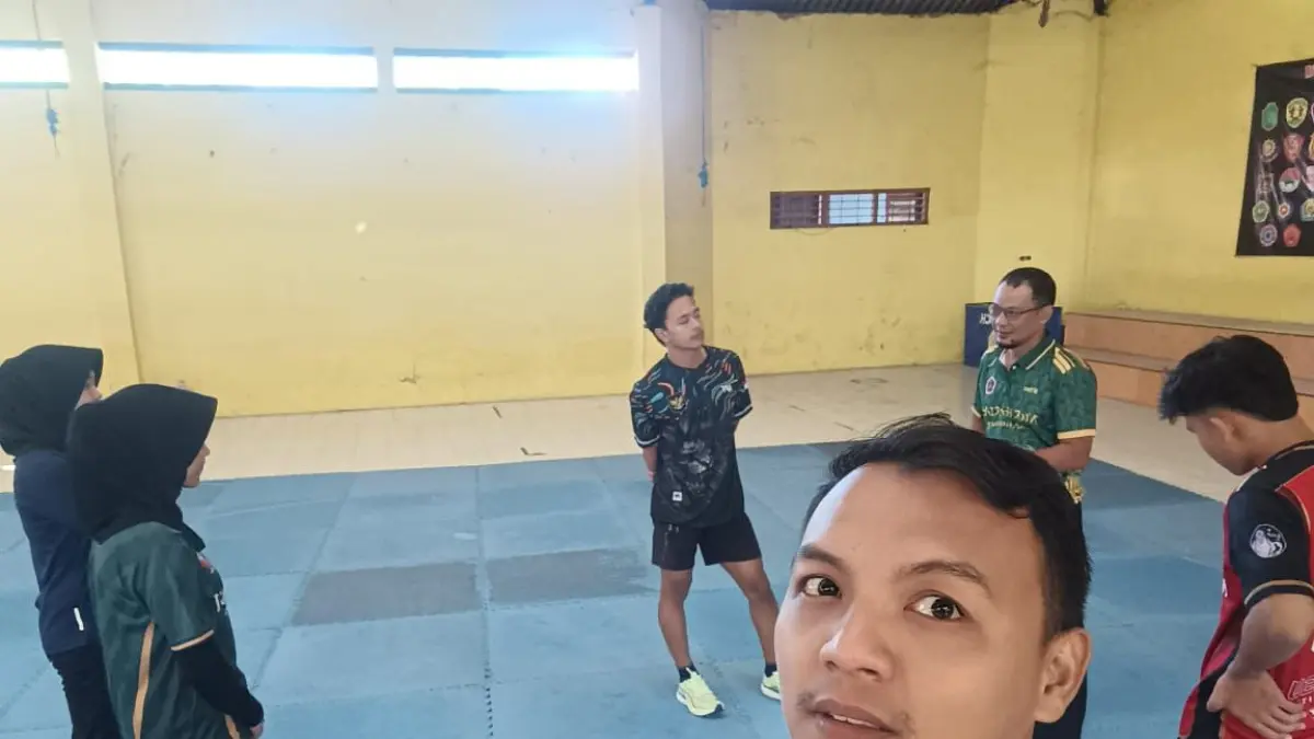 FOKUS: Sejumlah atlet IPSI Sumenep sedang latihan di GOR A Yani, Desa Pabian, Kecamatan Kota Sumenep, pada Rabu (13/5).&nbsp;