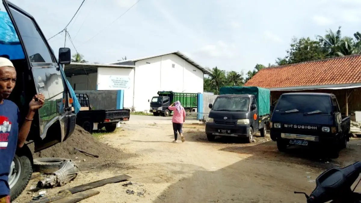 JADI POLEMIK: Warga tengah berada di depan dapur SPPG Sumenep Ganding Bataal Barat 2 Yayasan Rumah Juang Garuda Emas Kamis (14/5). (MOH. IQBAL HASBUNA UNTUK JPRM)