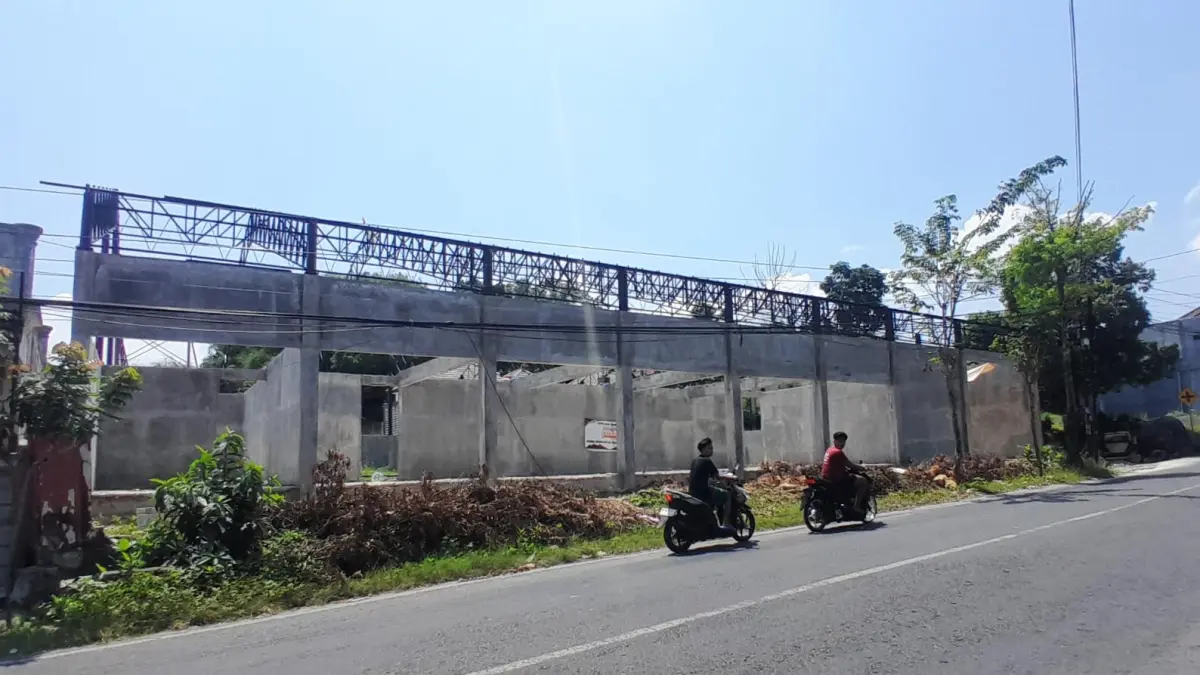 LENGANG: Pengendara melintas di Jalan Bonorogo, Lawangan Daya, Pamekasan, Kamis (14/5).
