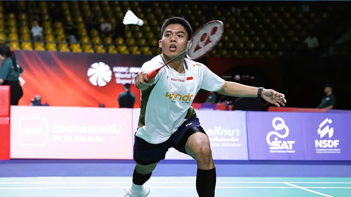 MEMBANGGAKAN: Moh Zaki Ubaidillah saat bertanding melawan atlet Thailand Panitchaphon Teeraratsakul pada kompetisi Thailand Open super 500 di Thailand, Rabu (13/5).