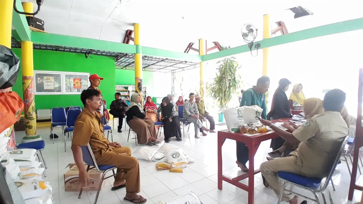 PENERIMA BANSOS: Warga Kelurahan Kolpajung, Pamekasan, menerima bantuan pangan dari pemerintah pusat, Selasa (7/4).