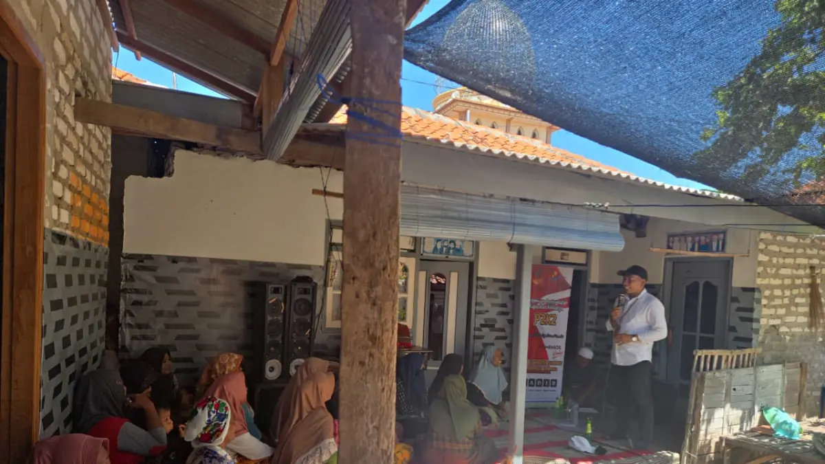 PENJARINGAN: Ketua Tim SDM PKH Moh. Hakim saat memberikan sosialisasi penjaringan Sekolah Rakyat di Pulau Mandangin, Sampang, Rabu (13/5).