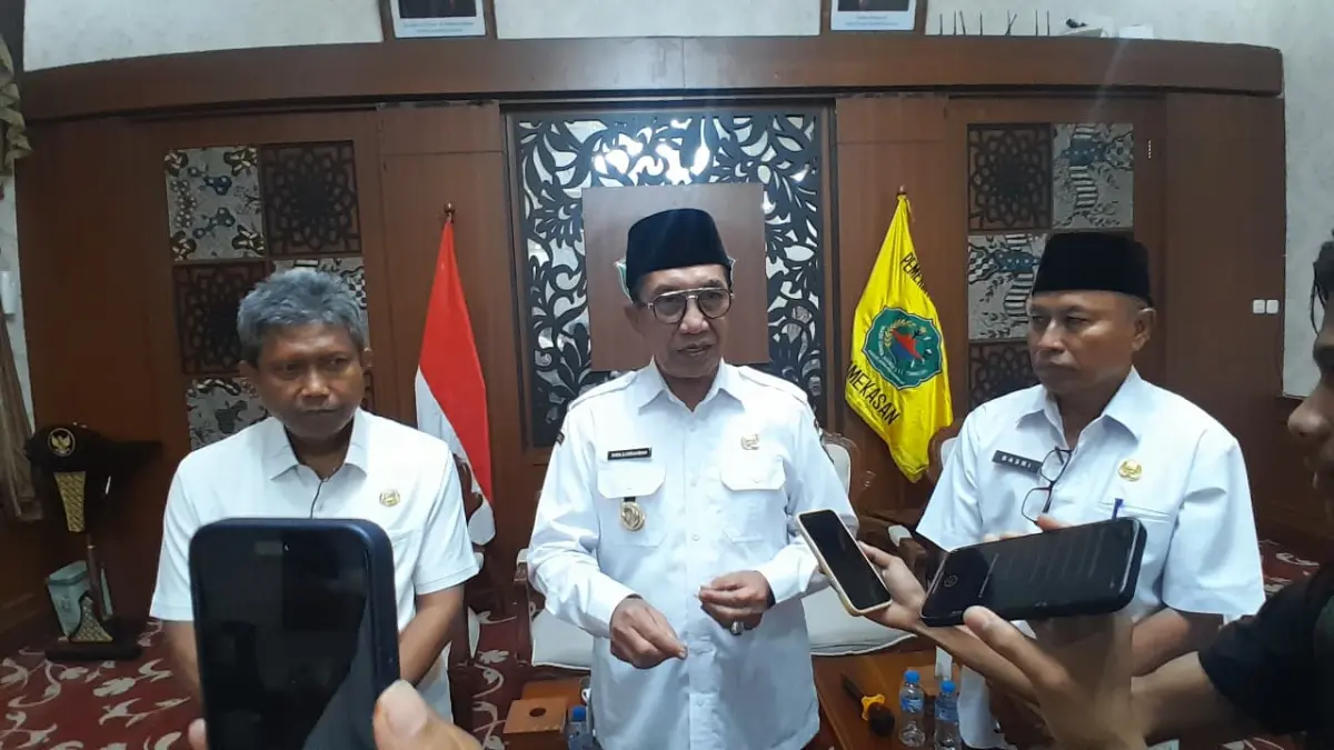 PERKUAT KOORDINASI: Bupati Pamekasan KH Kholilurrahman didampingi Sekkab Taufikurrachman dan Kepala Dispendikbud Akhmad Basri Yulianto saat doorstop di Peringgitan Dalam Pendopo Ronggosukowati, Rabu (13/5).