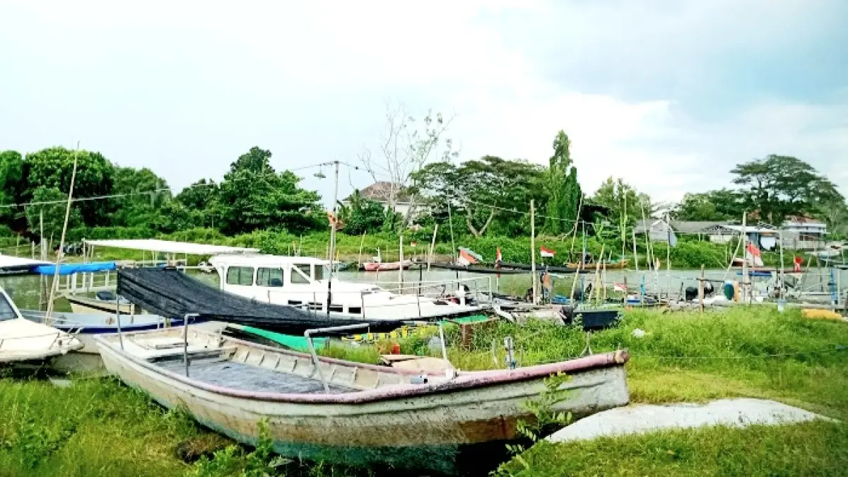 PESISIR: Perahu nelayan menepi di pinggir sungai Bancaran, Bangkalan, Kamis (14/5). (YUSRIL DENNY MAHENDARTO/JPRM)