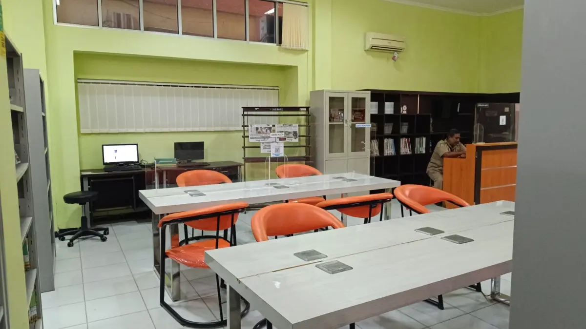 SEPI: Petugas sedang berjaga di Perpusda, Kelurahan Bangselok, Kecamatan Kota Sumenep.

&nbsp;