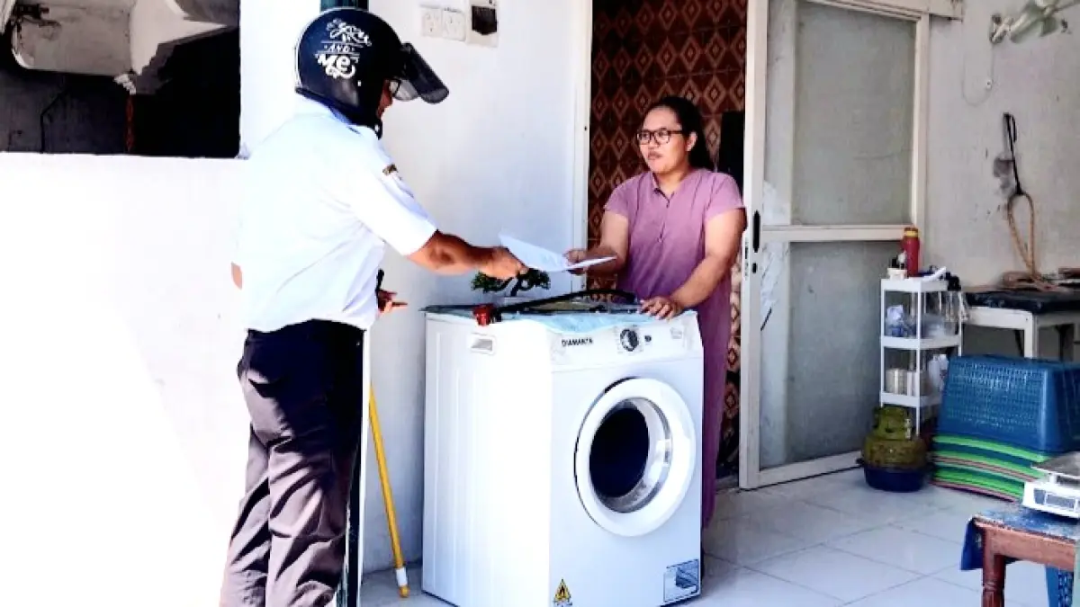SOSIALISASI: Pemkab Sampang saat memberikan surat edaran sosialisasi bagi pelaku usaha yang melanggar Rabu (6/5). (PEMKAB UNTUK JPRM)