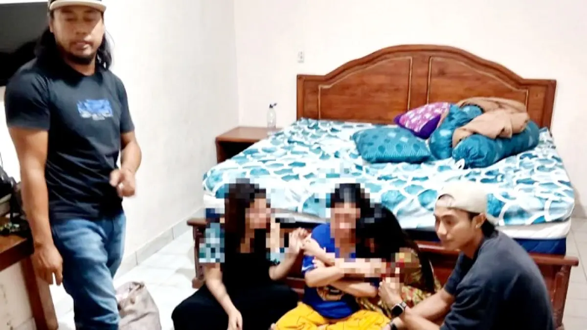 TAK BERKUTIK: Polisi mengamankan sindikat pelaku pencurian emas di Kabupaten Dompu, Nusa Tenggara Barat, Selasa (12/5). (POLRES PAMEKASAN UNTUK JPRM)