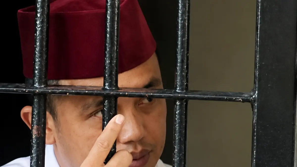 TERTUNDUK: Terdakwa Misyadi Diyanto berada di ruang tahanan Pengadilan Negeri Pamekasan, Kamis (7/5).