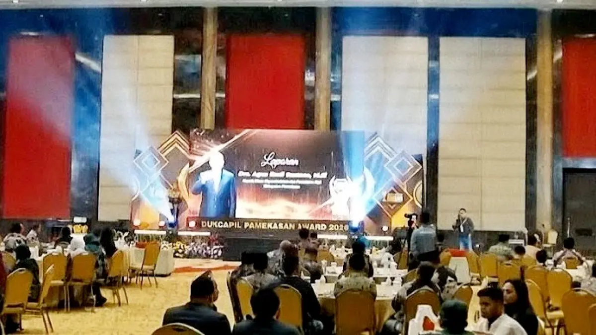 BERI ARAHAN: Kepala Dispendukcapil Pamekasan Agus Budi Santoso menyampaikan pidato dalam kegiatan bimtek di Malang, Jumat (8/5). (TANGKAP LAYAR)