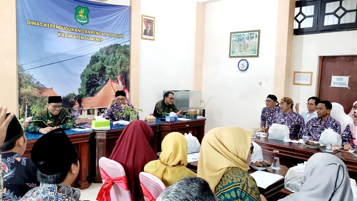 DEMI LAYANAN: Kepala Dispendukcapil Sumenep R. Achmad Syahwan Effendy (dua dari kiri) didampingi Ketua PA Sumenep Moh. Jatim (kiri) memimpin Forum Konsultasi Publik (FKP) di ruang rapat dinas yang dihadiri berbagai unsur, Kamis (7/5). (LUQMAN HAKIM/JPRM)