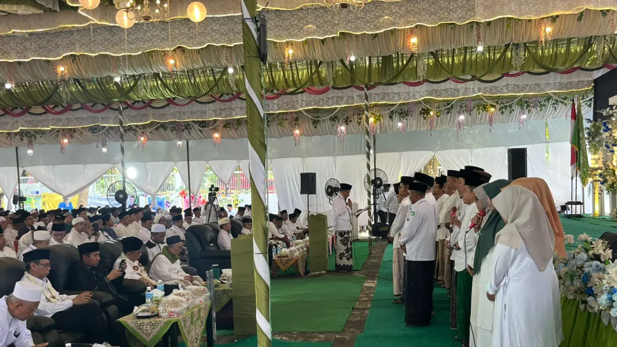 DUDUK BERSAMA: Bupati Sumenep Achmad Fauzi Wongsojudo (duduk tiga dari kiri) menghadiri pelantikan pengurus PCNU Sumenep masa khidmat 2026-2031 di Ponpes Al-Karimiyyah Desa Braji, Kecamatan Gapura pada Sabtu (16/5).