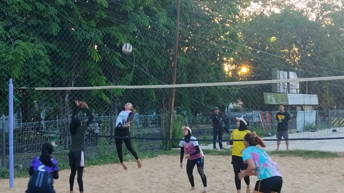 FOKUS: Atlet voli pantai putri U-23 Sumenep menjalani latihan di GOR A.Yani Sumenep, Jumat (15/5).
