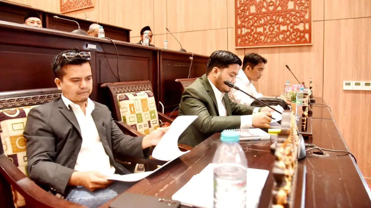 FOKUS: Sekretaris Komisi I DPRD Sumenep Saipur Rahman (kiri) saat mengikuti rapat di ruang paripurna kantor dewan. (DPRD SUMENEP UNTUK JPRM)