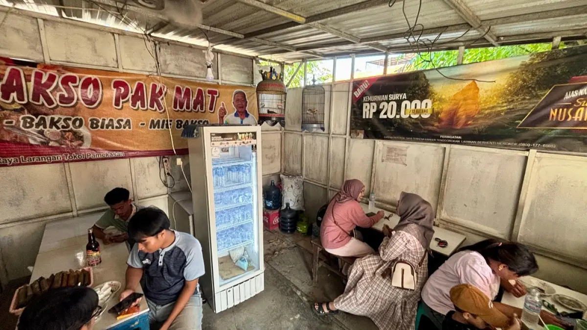 MURAH: Tumpukan bakso milik Pak Mat siap disajikan kepada pembeli kemarin.