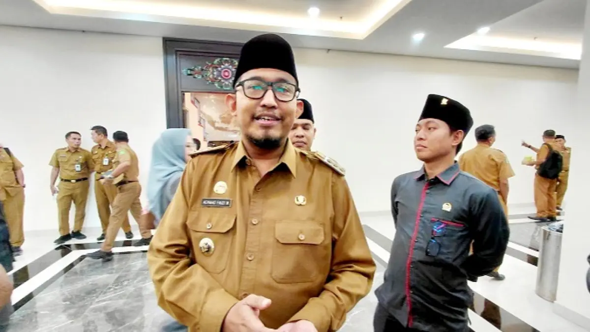 RAMAH: Bupati Achmad Fauzi Wongsojudo saat diwawancara awak media di Kantor DPRD Sumenep, Selasa (7/4). (MOH. LATIF/JPRM)