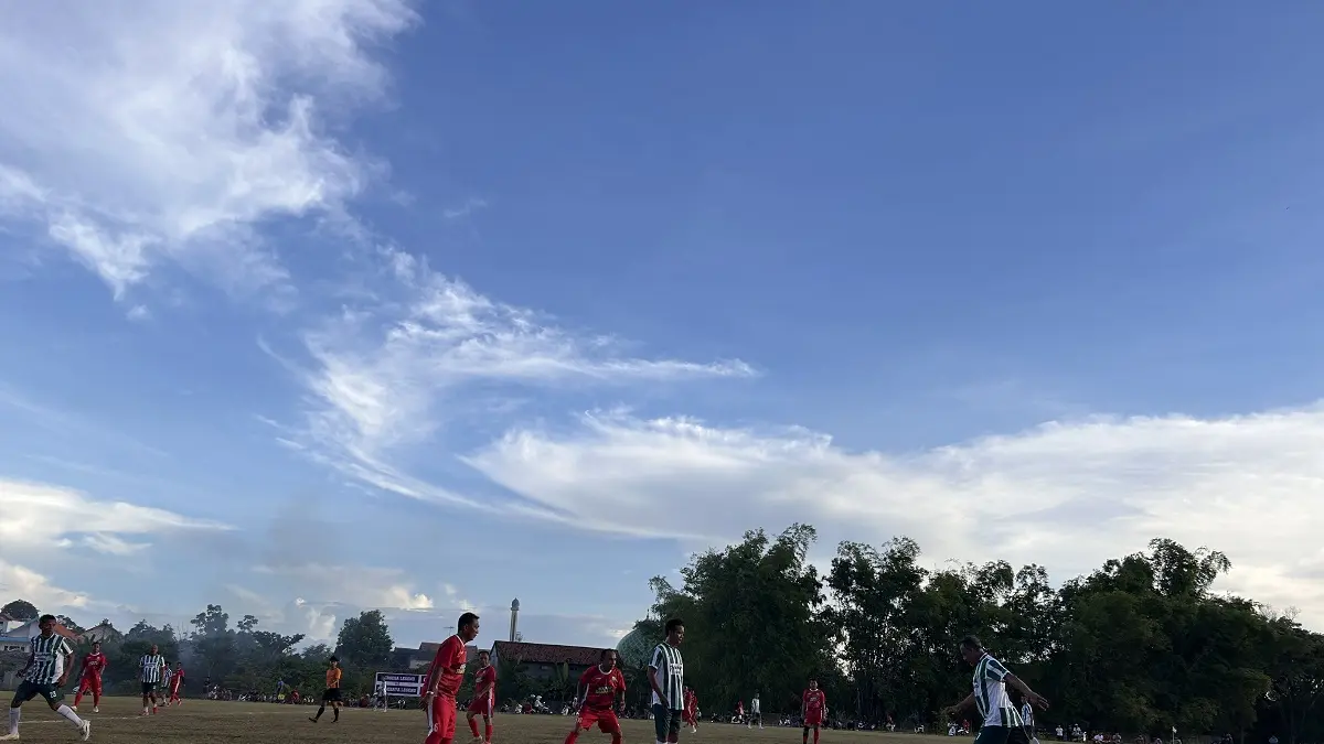 SENGIT: Pemain Persebaya legend menggiring bola saat melawan Persesa legend, di lapangan sepak bola SSC, Kamis (14/5).