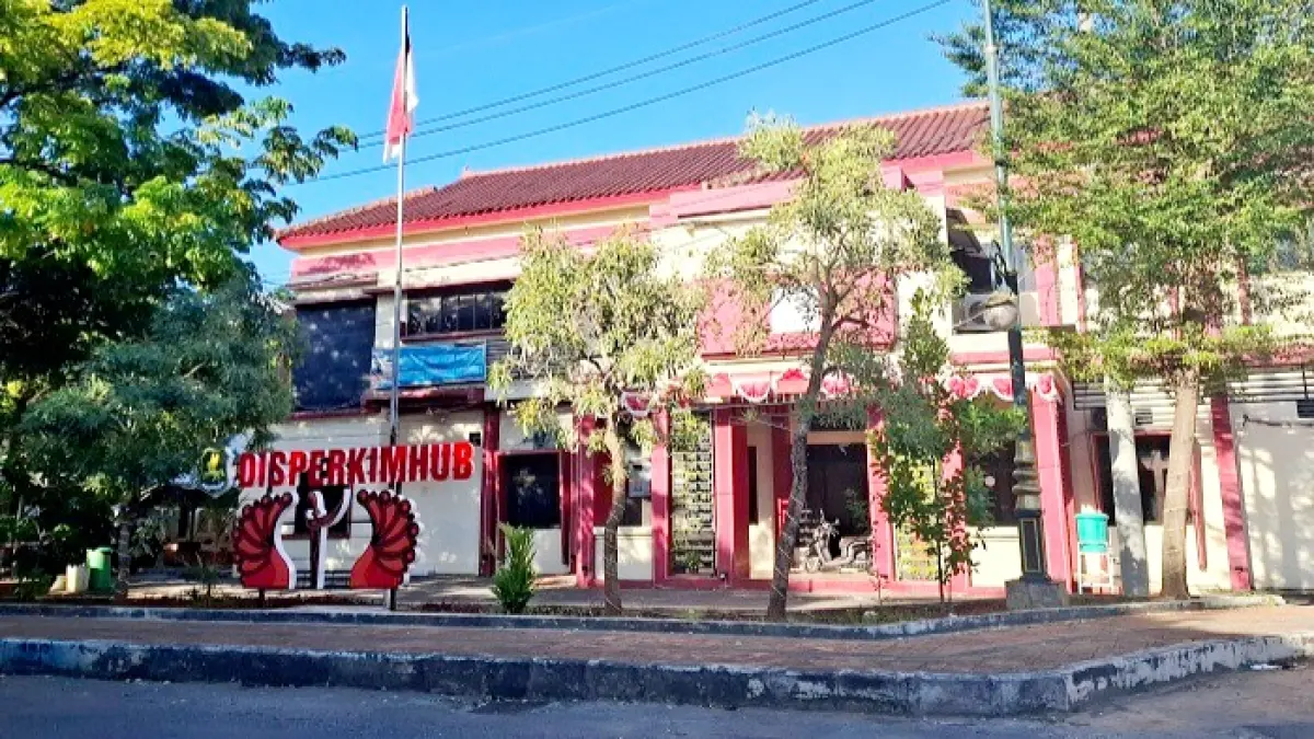TAK ADA AKTIVITAS: Suasana kantor disperkimhub di Desa Kolor, Kecamatan Kota Sumenep, terlihat sepi Jumat (15/5). (MOH. LATIF/JPRM)