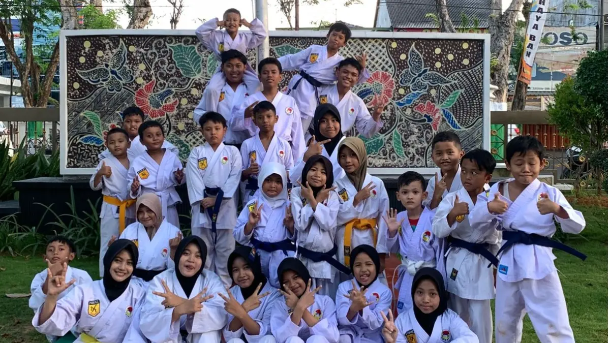 TETAP SEMANGAT: Karateka berfoto bersama usai latihan di kantor Wabup Pamekasan, Kamis (14/5).